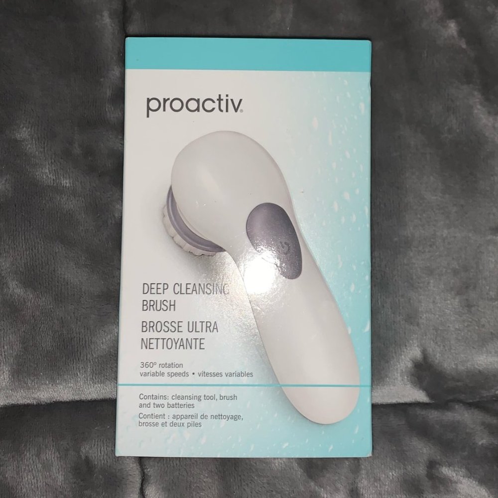 Face cleasing brush Brand: proactiv